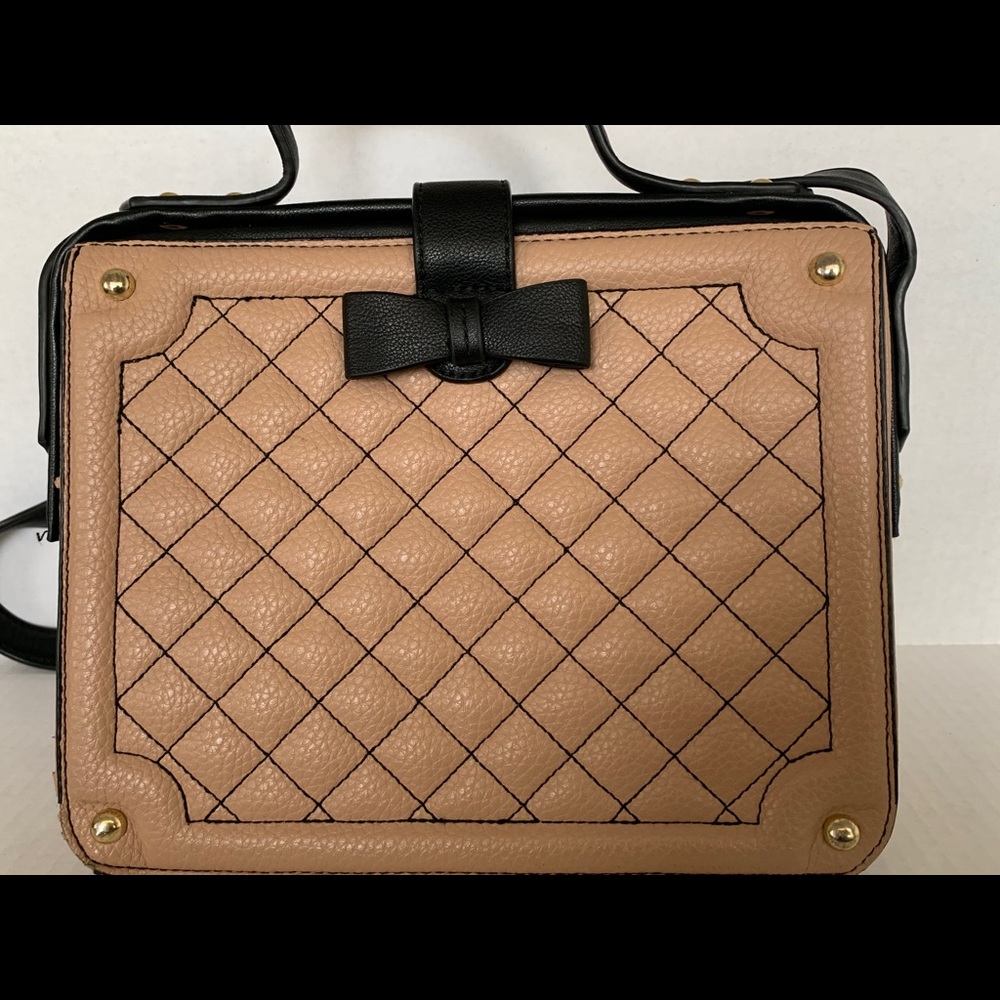 A cross body bag with a bow!!